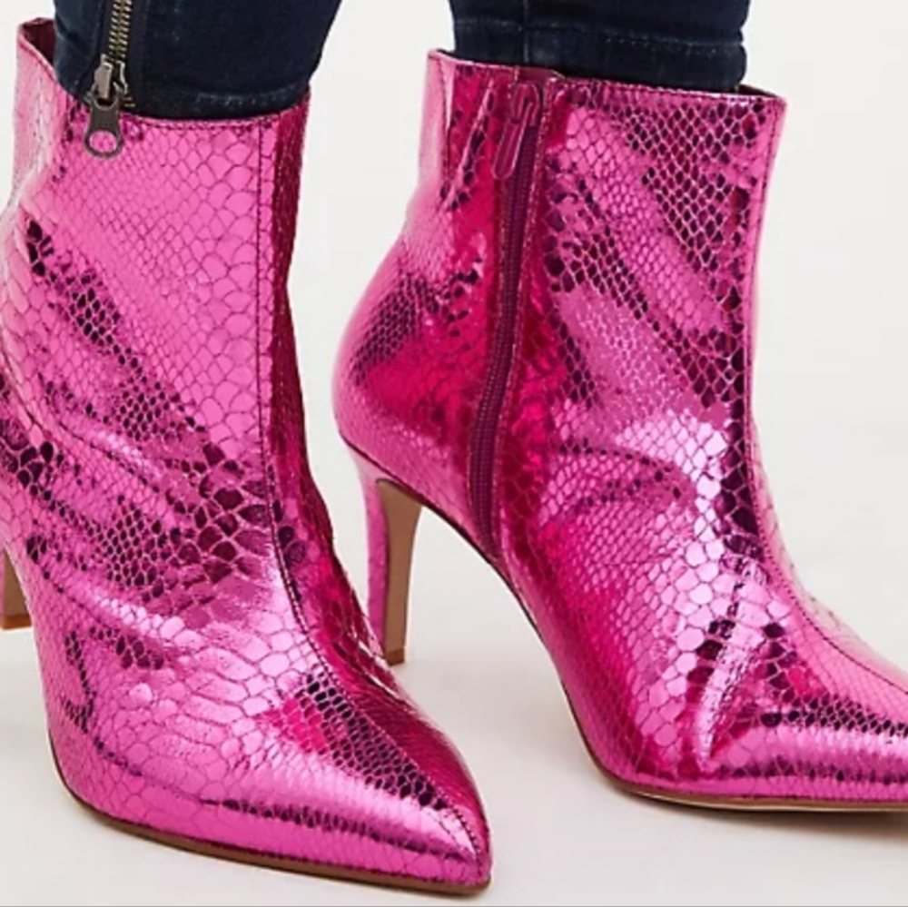 Sz 11w Fuchsia pink faux leather snakeskin pointed toe booties